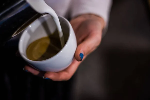 Cappuccino Készítési Folyamat Kávézóban Hivatásos Barista Élénkítő Kávéital — Stock Fotó
