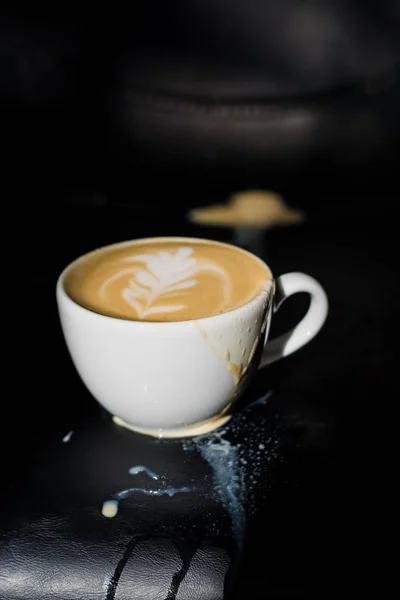 Keramik Putih Secangkir Cappuccino Dengan Gambar Tumpah Seni Latte Kedai — Stok Foto