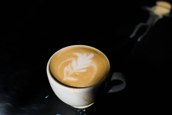 Biała Ceramika Filiżanka Cappuccino Rozlanym Obrazem Latte Art Kawiarni Poranny — Zdjęcie stockowe