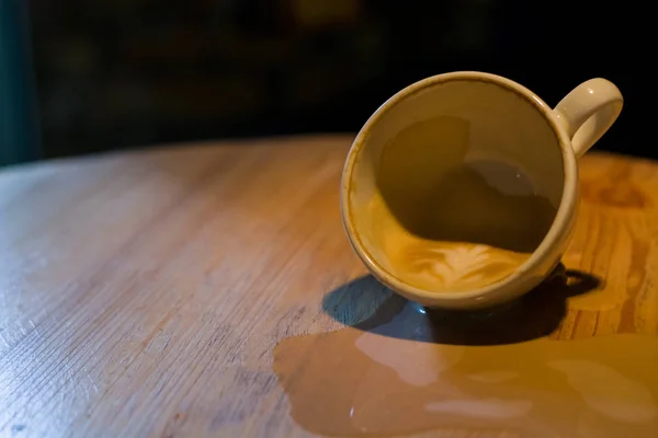 Weiße Keramik Eine Tasse Cappuccino Mit Verschüttetem Bild Latte Art — Stockfoto