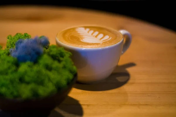 Weiße Keramik Eine Tasse Cappuccino Mit Bild Latte Art Café — Stockfoto