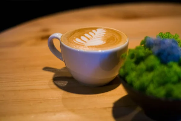Beyaz Seramik Bir Fincan Kapuçino Içinde Resim Kahve Dükkanında Latte — Stok fotoğraf