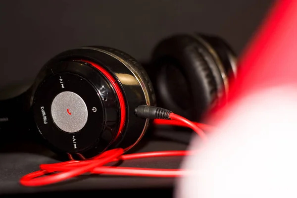 Czarnym Tle Duże Słuchawki Słuchania Muzyki Czerwonymi Elementami Kablem — Zdjęcie stockowe