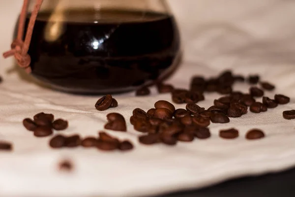Einfarbig Heller Hintergrund Aus Grobem Stoff Arabica Kaffeebohnen Sind Verstreut — Stockfoto
