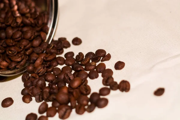 White Coarse Cloth Grains Fresh Arabica Coffee Metal Tin Can — 스톡 사진