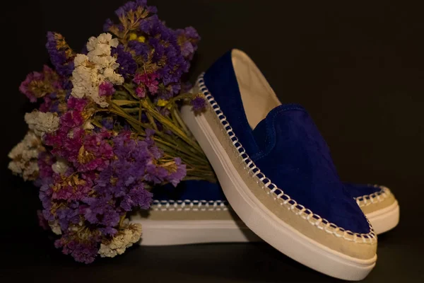 Fundo Preto Par Sapatos Chinelos Camurça Azul Com Sola Branca — Fotografia de Stock