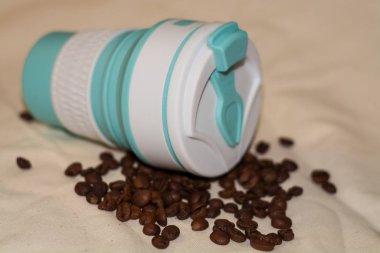 Kahve ve içecekler için yeniden kullanılabilir mavi fincanlar silikondan yapılmış. Tekrarlanan işlem. Çevre dostu.