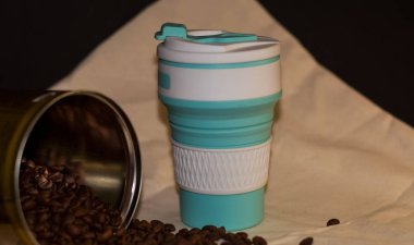 Kahve ve içecekler için yeniden kullanılabilir mavi fincanlar silikondan yapılmış. Tekrarlanan işlem. Çevre dostu.