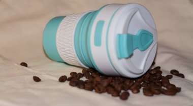 Kahve ve içecekler için yeniden kullanılabilir mavi fincanlar silikondan yapılmış. Tekrarlanan işlem. Çevre dostu.