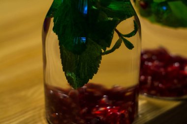 Kullanışlı su, el bombası ve karanlıkta taze nane. Vitaminler. Detox.