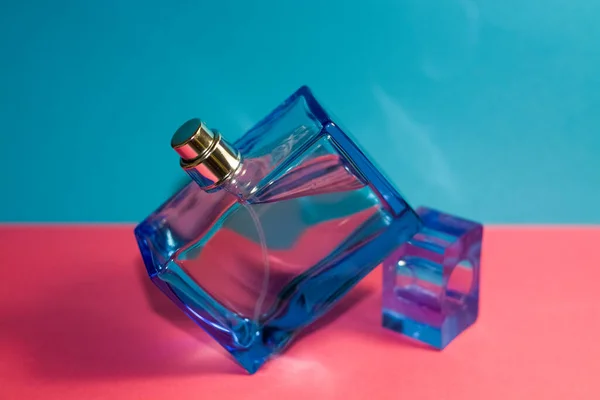 Fondo Rosa Azul Vidrio Botella Azul Rectangular Perfumes Para Hombre —  Fotos de Stock