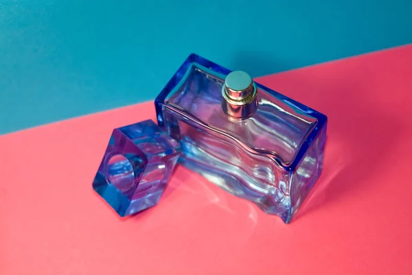Fundo Rosa Azul Vidro Garrafa Azul Retangular Homens Perfumes Unissex — Fotografia de Stock