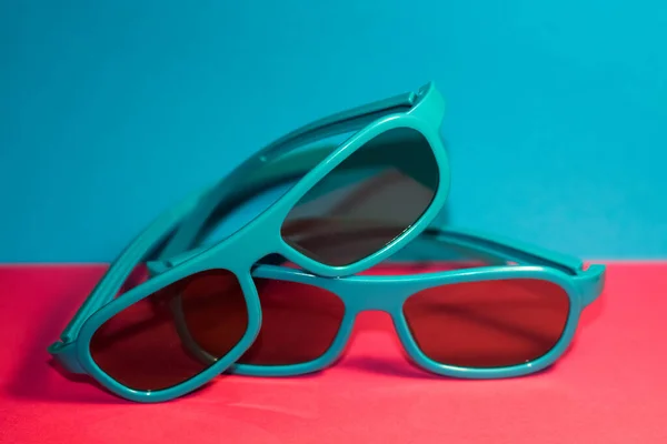 Fundo Rosa Brilhante Encontram Óculos Sol Quadro Azul Plástico Com — Fotografia de Stock