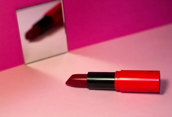 Sobre Fondo Rosa Brillante Pequeño Espejo Cuadrado Lápiz Labial Rojo —  Fotos de Stock