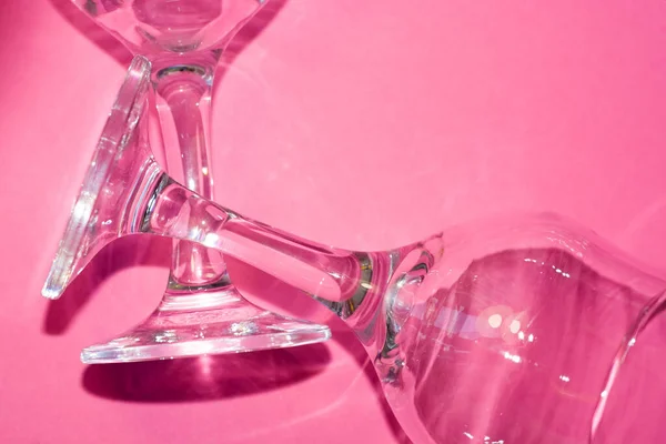 Стекло Прозрачные Бокалы Вина Ноге Розовом Фоне Подсветки Тени Блюдах — стоковое фото