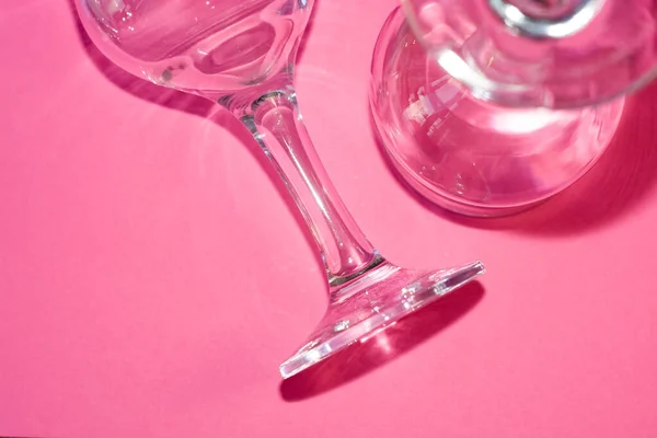 Glas Transparente Weingläser Auf Bein Auf Rosa Hintergrund Lichter Und — Stockfoto