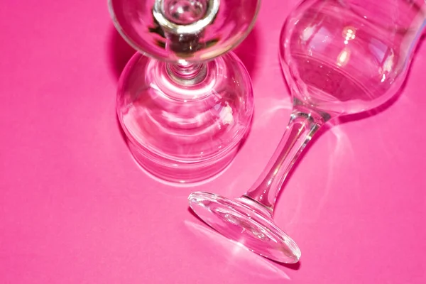 Szklane Przezroczyste Kieliszki Nodze Różowym Tle Atrakcje Cienie Naczyniach — Zdjęcie stockowe