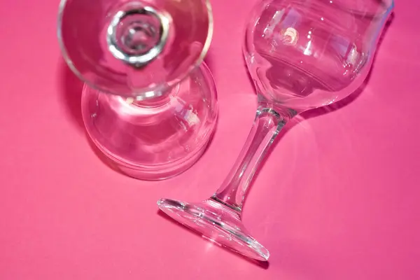 Szklane Przezroczyste Kieliszki Nodze Różowym Tle Atrakcje Cienie Naczyniach — Zdjęcie stockowe
