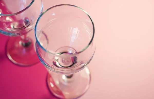 Glas Transparente Weingläser Auf Bein Auf Rosa Hintergrund Lichter Und — Stockfoto