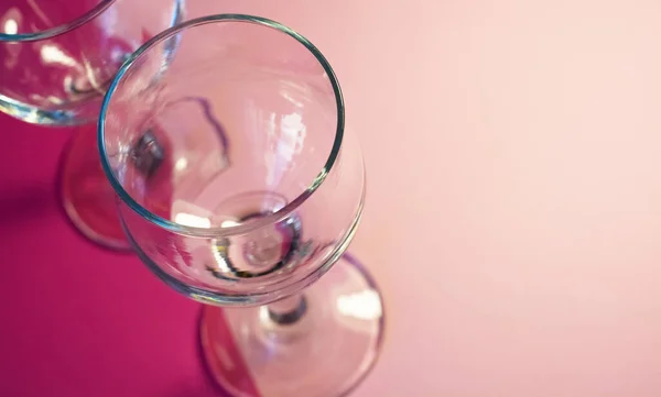 ピンクを基調とした脚に透明なワイングラス 料理のハイライトと影 — ストック写真
