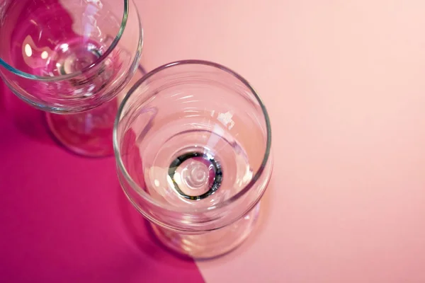 Copos Vinho Transparentes Vidro Perna Fundo Rosa Destaques Sombras Nos — Fotografia de Stock