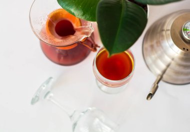 Beyaz arka plan, sert, taze kahve yapmak için cam bardak alternatif bir yöntemdir. Uzun ve dar ağızlı bardaklar ve çaydanlık. Ev çiçeği.