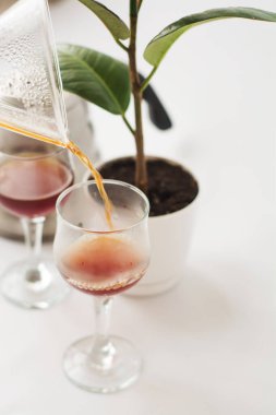 Beyaz arka plan, şarap bardakları ve koyu, sabah, alternatif metot için cam kabın içinde taze kahve..