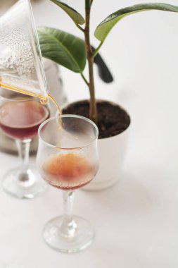 Beyaz arka plan, şarap bardakları ve koyu, sabah, alternatif metot için cam kabın içinde taze kahve..