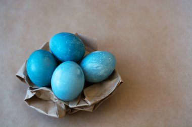 Paskalya tatili süslemeleri, arka plan. Mavi yumurtalı sepet, çubuklu, dallı, çiçekli. Din.