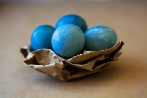 Décorations Vacances Pâques Fond Panier Avec Œufs Bleus Peints Avec — Photo