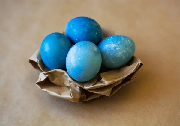 Décorations Vacances Pâques Fond Panier Avec Œufs Bleus Peints Avec — Photo