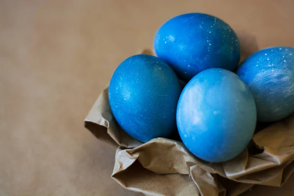 Paasvakantie Decoraties Achtergrond Mand Met Beschilderde Blauwe Eieren Met Repen — Stockfoto