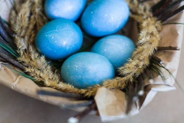 Paasvakantie Decoraties Achtergrond Mand Met Beschilderde Blauwe Eieren Met Repen — Stockfoto