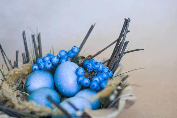 Paasvakantie Decoraties Achtergrond Mand Met Beschilderde Blauwe Eieren Met Repen — Stockfoto