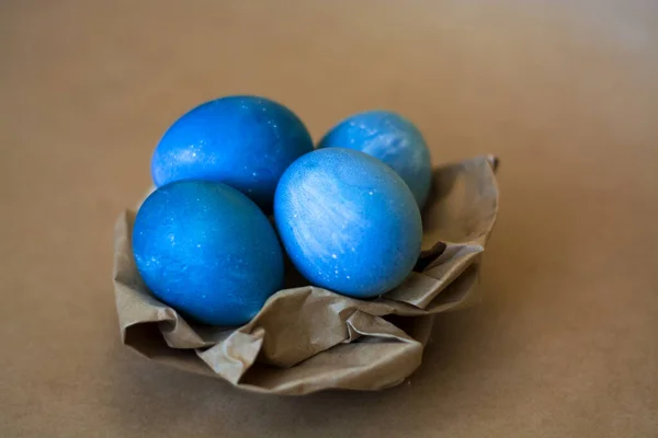 Wielkanocne Dekoracje Tło Kosz Pomalowanymi Niebieskimi Jajkami Sztabkami Gałęziami Kwiatami — Zdjęcie stockowe