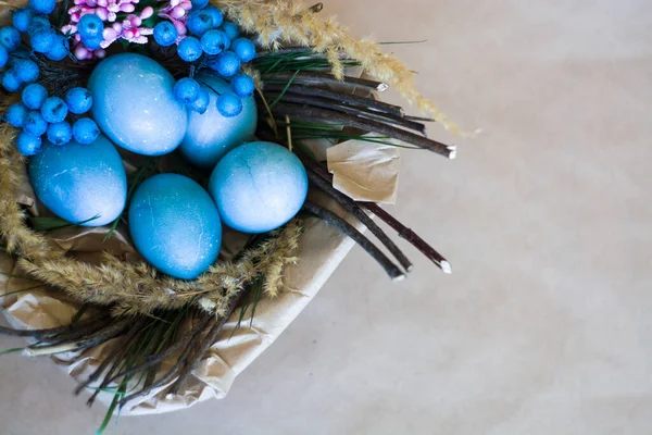 Wielkanoc Wakacje Tło Wystrój Malowanych Niebieskich Jaj Gnieździe Kwiatów Gałęzi — Zdjęcie stockowe