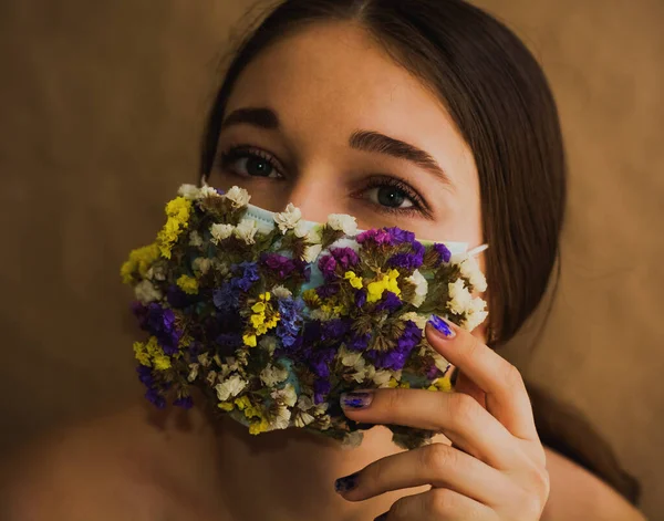 Jovem Com Máscara Colorida Proteção Facial Flores Campo Moda Estilo — Fotografia de Stock