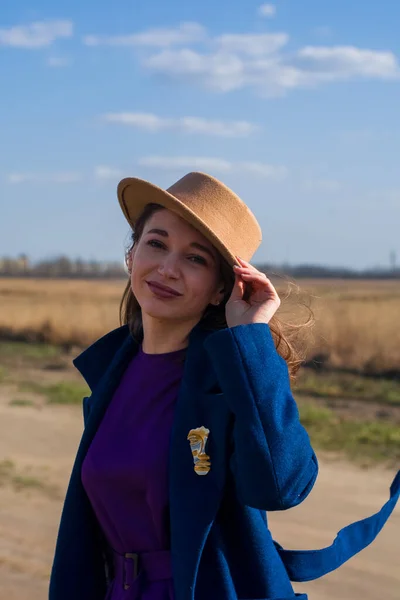 Niña Con Sombrero Beige Abrigo Azul Camina Principios Primavera Campo — Foto de Stock