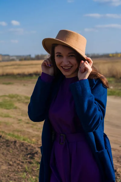 Niña Con Sombrero Beige Abrigo Azul Camina Principios Primavera Campo —  Fotos de Stock