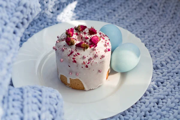 Easter Bread Cake Eggs Decor Flowers Beads Nuts Blue Knitted — Stock Photo, Image