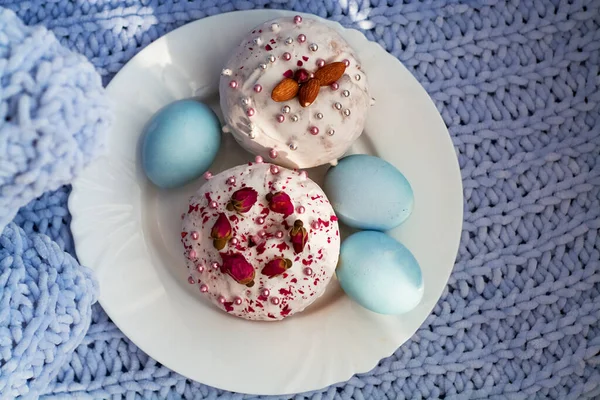 Velikonoční Chléb Dort Vejce Dekorem Květin Korálků Ořechů Modrý Pletený — Stock fotografie