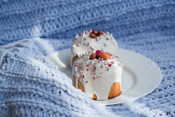 Kue Dengan Bunga Manik Manik Dan Kacang Biru Rajutan Kotak — Stok Foto