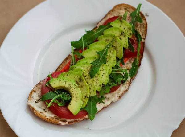 烤黑面包 西红柿和牛油果 健康食品 新鲜蔬菜早餐 — 图库照片