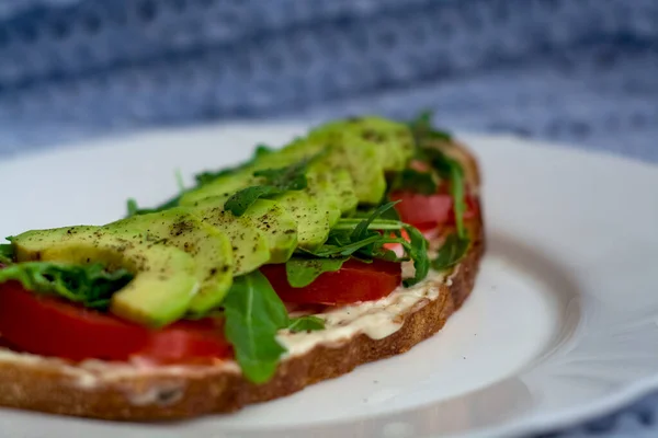 Tostada Pan Negro Aguacate Con Tomate Rúcula Comida Saludable Desayuno — Foto de Stock