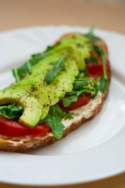 Toast Ciemnego Chleba Awokado Pomidorami Rukolą Zdrowa Żywność Śniadanie Świeżych — Zdjęcie stockowe