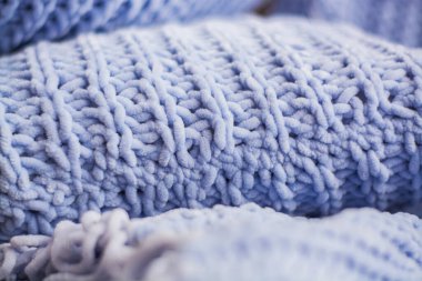 Mavi el yapımı kareli kumaş ve yastıkların arka planı veya dokusu rahat sonbahar ya da kış evlerinde.