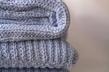 Mavi el yapımı kareli kumaş ve yastıkların arka planı veya dokusu rahat sonbahar ya da kış evlerinde.