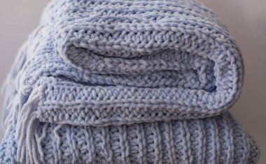 Mavi el yapımı kareli kumaş ve yastıkların arka planı veya dokusu rahat sonbahar ya da kış evlerinde.