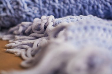 Mavi el yapımı kareli kumaş ve yastıkların arka planı veya dokusu rahat sonbahar ya da kış evlerinde.