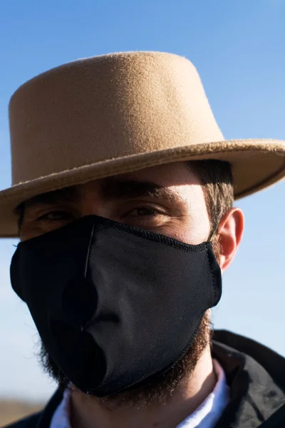 Young Guy Wearing Beige Hat Black Protective Medical Stylish Mask — Stock Photo, Image